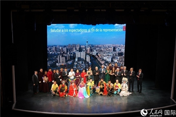 圖為王衛(wèi)大使與蒙迪諾外長等嘉賓登臺祝賀。人民網(wǎng)記者 許放攝