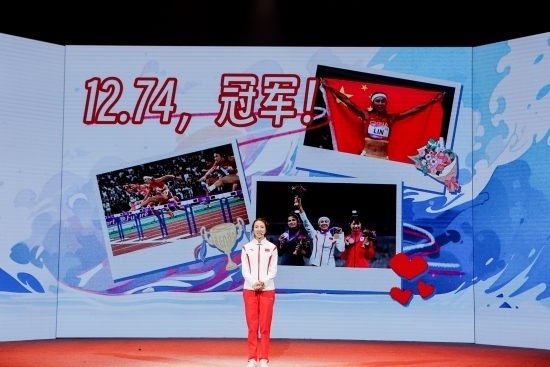 “何以中國(guó)·向海泉州”網(wǎng)絡(luò)主題活動(dòng)現(xiàn)場(chǎng)，林雨薇講述奪冠經(jīng)歷。泉州廣播電視臺(tái)供圖