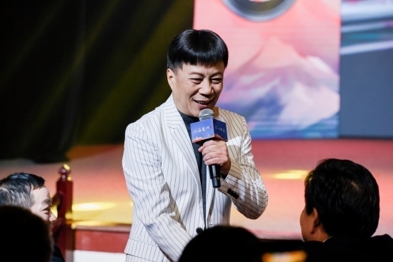 “何以中國(guó)·向海泉州”網(wǎng)絡(luò)主題活動(dòng)現(xiàn)場(chǎng)，陳百潭演出時(shí)與觀(guān)眾互動(dòng)。泉州廣播電視臺(tái)供圖