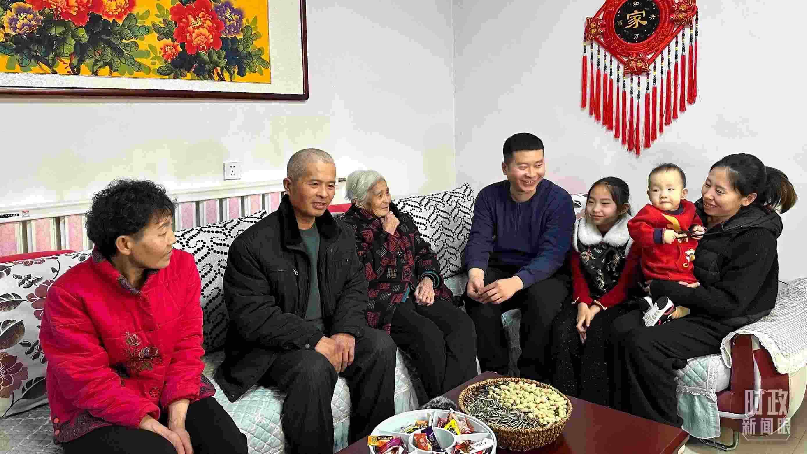 △第六埠村村民杜洪剛一家。（總臺(tái)央視記者趙化拍攝）