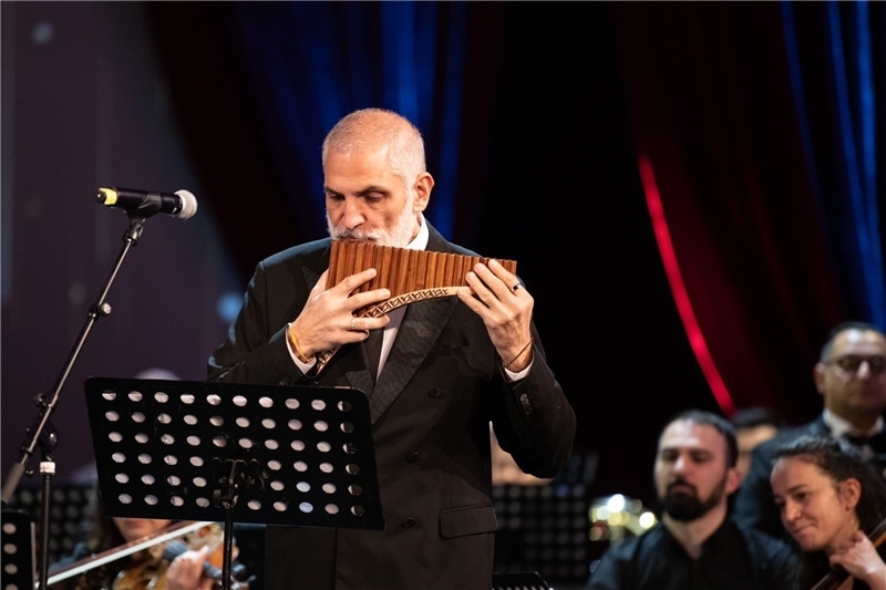 圖為著名排簫大師達(dá)米安·德拉吉奇在領(lǐng)銜演奏中國經(jīng)典曲目。 中國駐羅大使館文化處供圖。