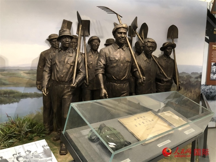 紀(jì)念園中展覽的筑路場景 。人民網(wǎng)記者 黃培昭攝