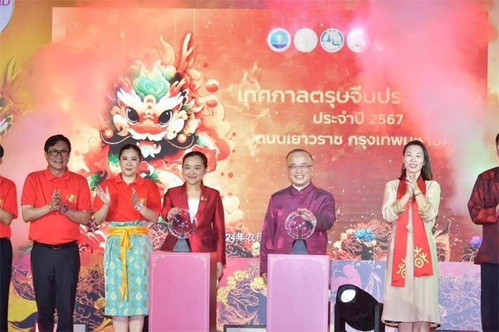 泰國(guó)旅游與體育部長(zhǎng)素妲婉、中國(guó)駐泰國(guó)使館公使吳志武代表中泰雙方同時(shí)觸按水晶球點(diǎn)亮龍頭彩燈。中國(guó)駐泰國(guó)使館供圖