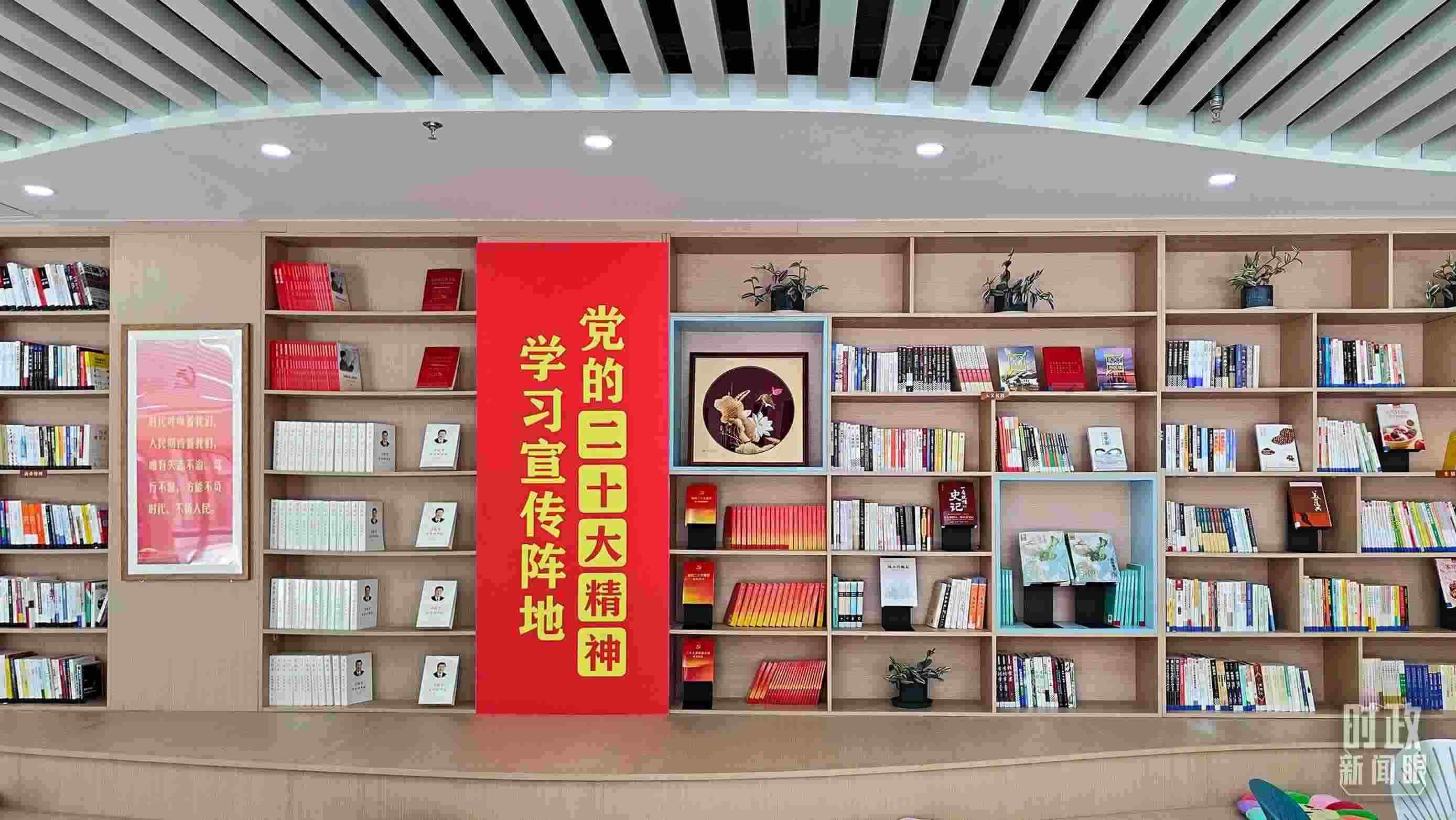 △雄安新區(qū)南文營(yíng)社區(qū)黨群服務(wù)中心。2023年5月，習(xí)近平在這里強(qiáng)調(diào)要構(gòu)筑新時(shí)代宜業(yè)宜居的“人民之城”。（總臺(tái)央視記者楊立峰拍攝）