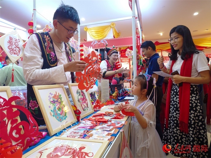 活動(dòng)現(xiàn)場的剪紙展示。人民網(wǎng)記者 謝佳君攝