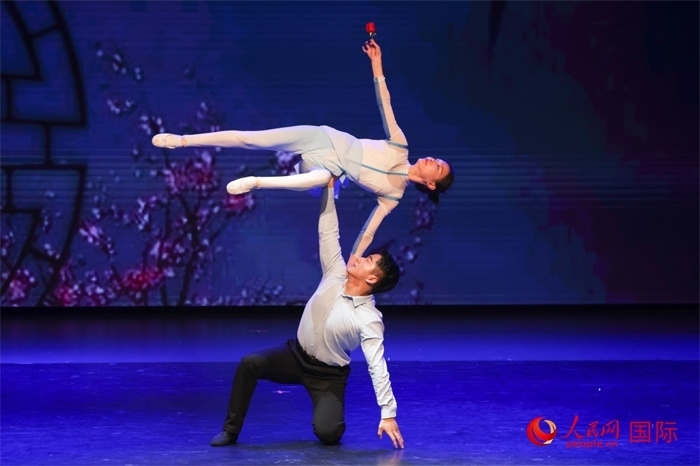 2日在阿聯(lián)酋迪拜舉行的大型音舞詩畫《新疆是個(gè)好地方》文藝演出。人民網(wǎng)記者 任皓宇攝