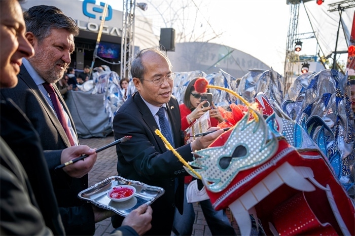 中國駐希臘大使館大使肖軍正與希方嘉賓為舞龍點睛?！吨邢r報》供圖