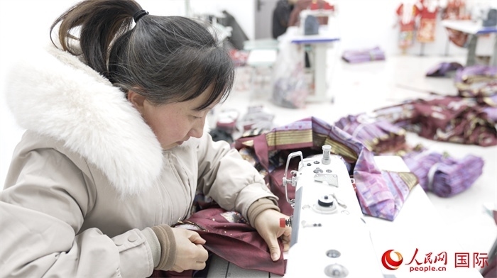1月24日，在山東省菏澤市曹縣大集鎮(zhèn)云牧服飾有限公司，高燕正在縫制馬面裙。 人民網(wǎng)記者 袁蒙攝