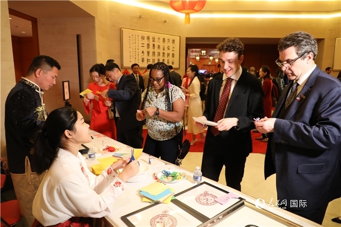 圖為美國民眾體驗(yàn)中國春節(jié)民俗。人民網(wǎng)記者 李志偉攝