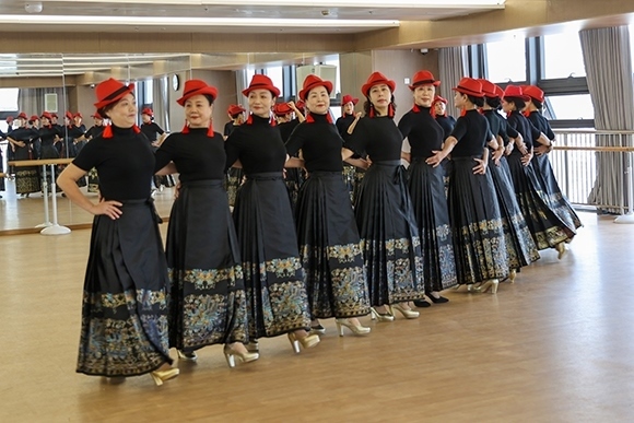 廈門思明區(qū)老年大學(xué)老年模特班正在上課。