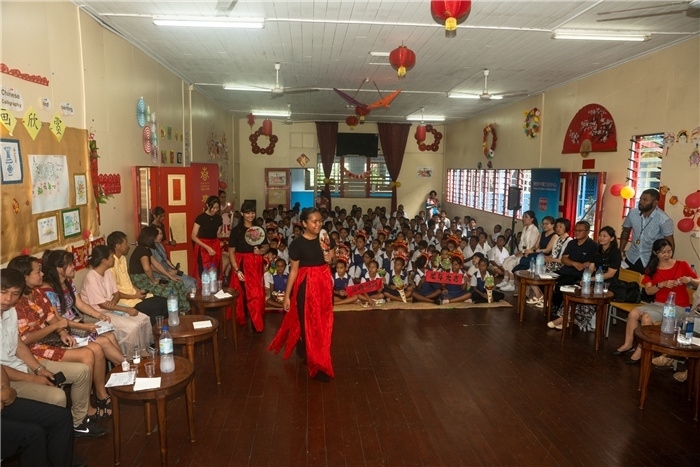 中華學(xué)校學(xué)生表演扇子舞。