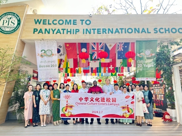 駐老撾使館政治處主任杜長青與白云碧國際學(xué)校校方、參會志愿者教師合影?；顒又鬓k方供圖