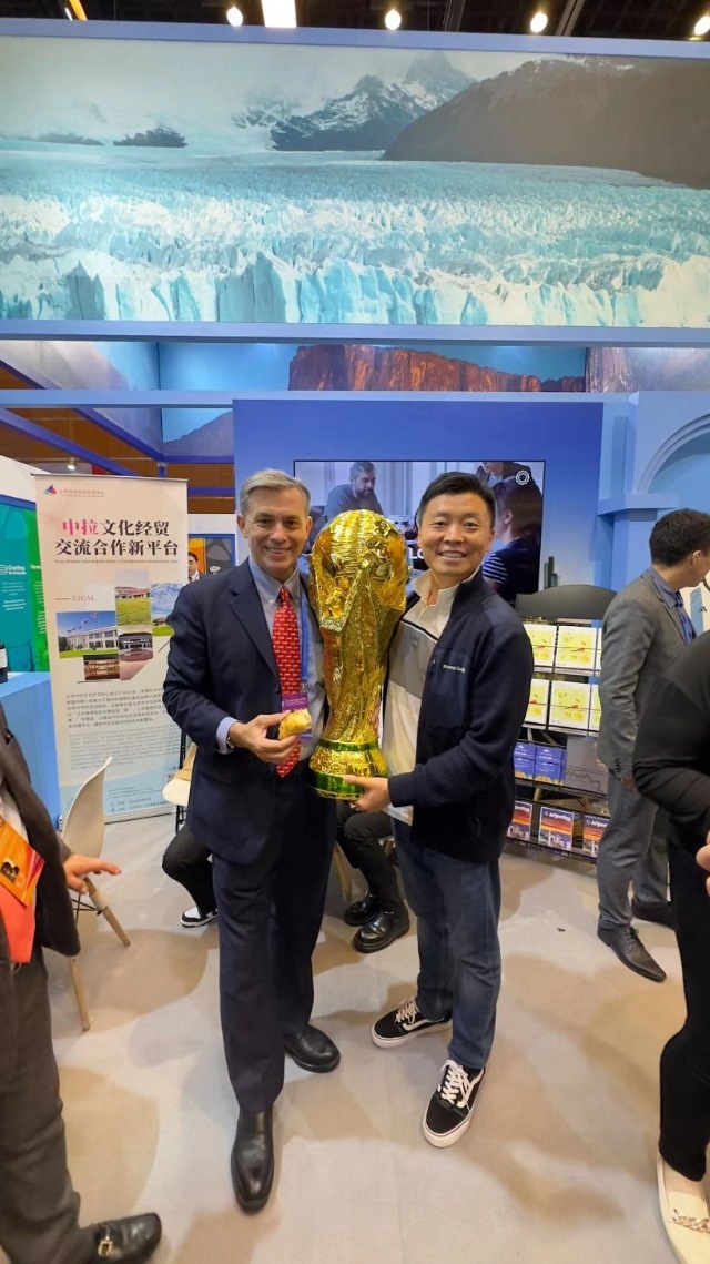 2022年，馬克西米與同事在上海。圖片由受訪者提供