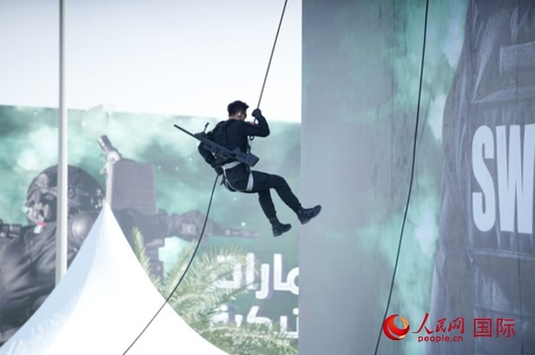 中國特警索降。人民網(wǎng) 塔里克·易卜拉欣攝