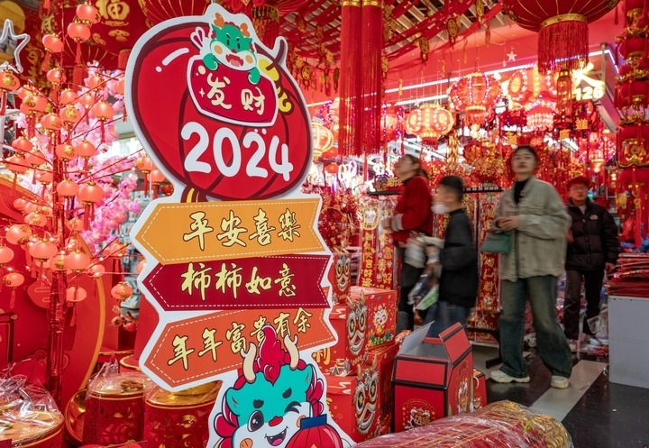 1月11日，顧客在昆明新螺螄灣國(guó)際商貿(mào)城選購(gòu)節(jié)日飾品。新華社記者 陳欣波 攝