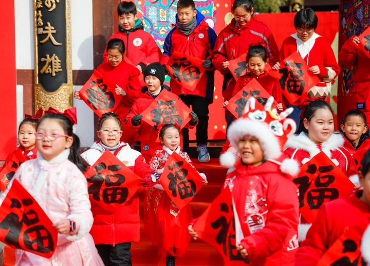 2月2日，小朋友在濟(jì)南五龍?zhí)毒皡^(qū)參加送福字活動(dòng)。新華社發(fā)（徐舟攝）