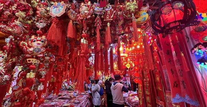 1月19日，市民在北京一商場(chǎng)內(nèi)選購(gòu)春節(jié)裝飾品。新華社記者李欣攝
