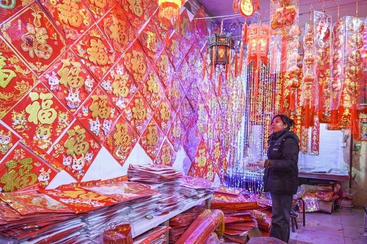 1月21日，在山西省晉中市平遙縣一家市場(chǎng)，市民在選購(gòu)年貨。新華社發(fā)（梁生仁攝）