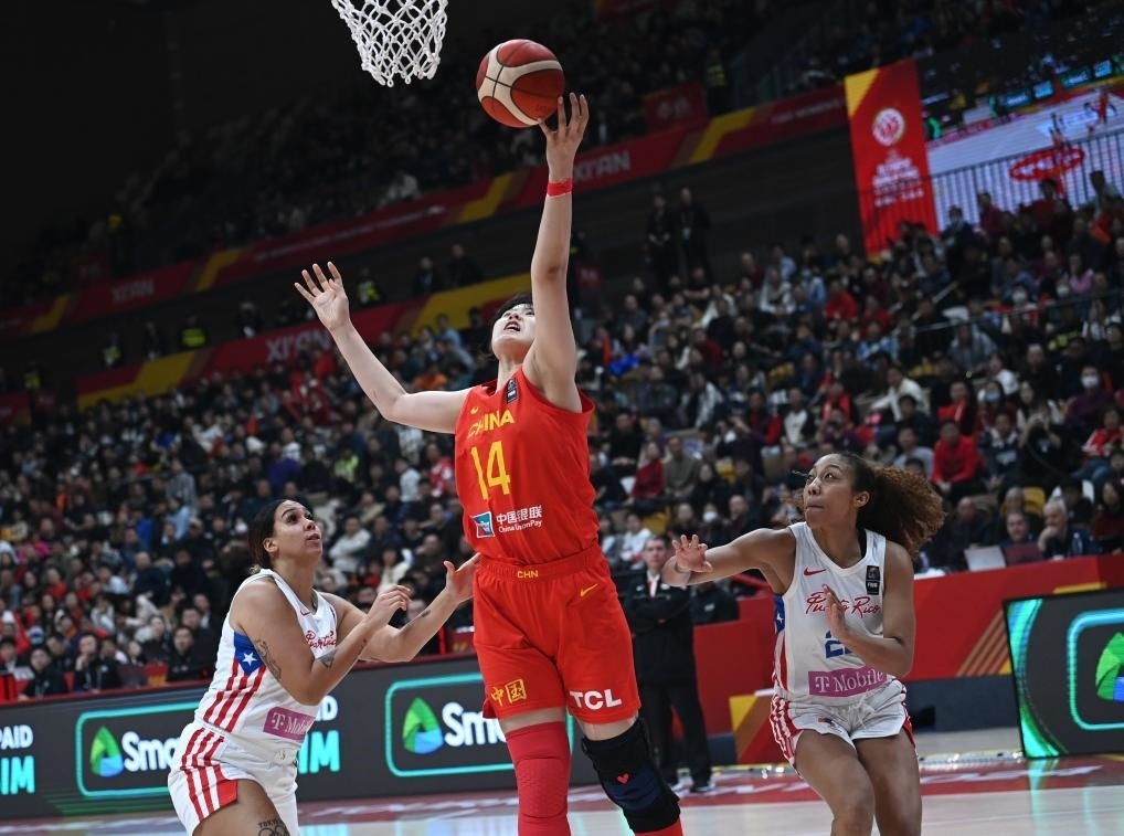 2月11日，中國隊球員李月汝（中）在比賽中上籃。新華社記者 李一博 攝