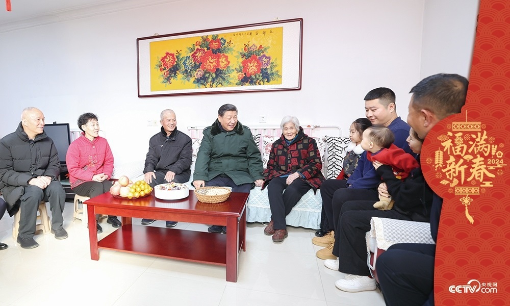 2024年2月1日，習(xí)近平總書記在天津市西青區(qū)辛口鎮(zhèn)第六埠村考察時，同村民杜洪剛一家人親切拉家常。