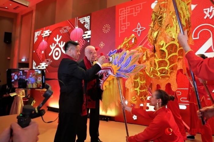 張漢暉（左）、施威特科（右）共同為彩龍點(diǎn)睛。于子恒攝