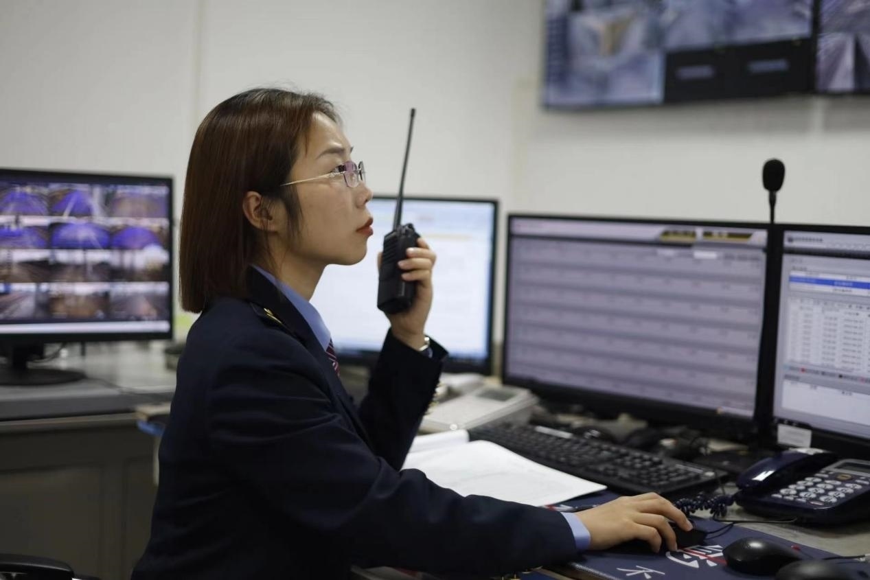 張華正在使用對講機(jī)溝通客運(yùn)工作情況。蔡紫妍攝