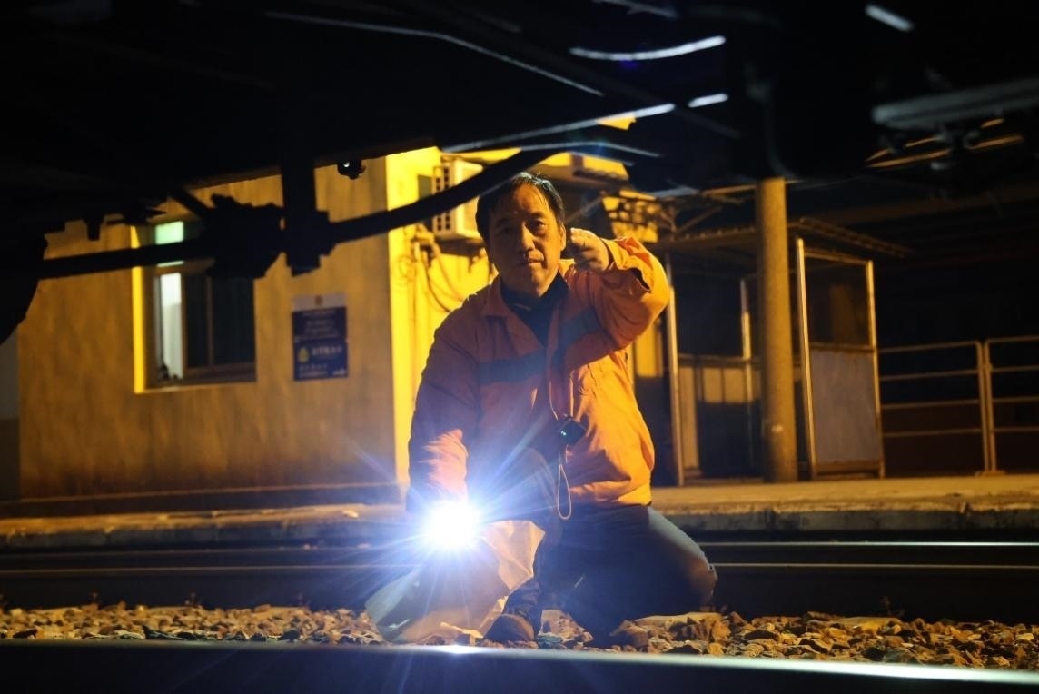 凌晨2點(diǎn)，李金饒正在檢查關(guān)門車。陸佳駿攝