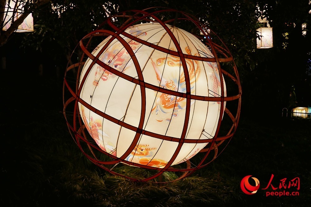白鷺洲公園展出的燈彩作品。人民網(wǎng)記者 韋衍行攝