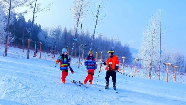 新春走基層｜滑雪場(chǎng)上過春節(jié)！冰城“冷資源”變成“熱經(jīng)濟(jì)”