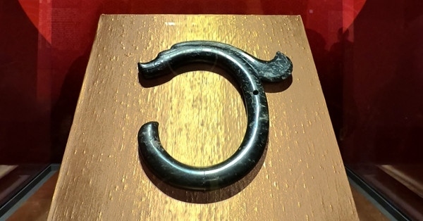 紅山文化C形玉龍。人民網(wǎng)記者 韋衍行攝