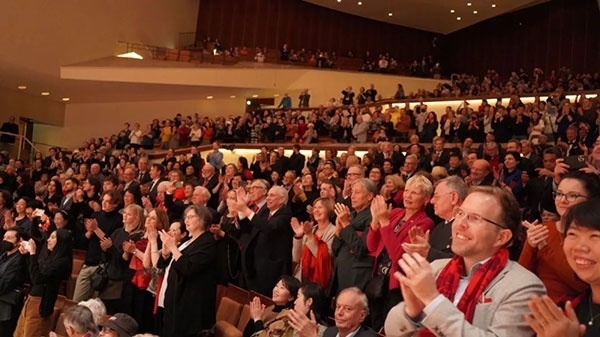 中德觀眾觀看中央民族樂團“”天地永樂·中國節(jié)“”音樂會。中國駐德國大使館供圖