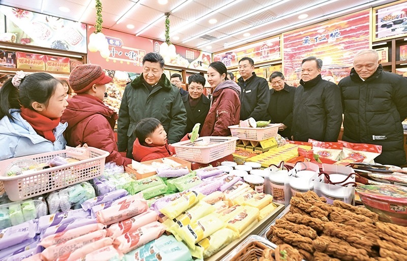 2024年2月1日至2日，中共中央總書(shū)記、國(guó)家主席、中央軍委主席習(xí)近平來(lái)到天津，看望慰問(wèn)基層干部群眾。這是1日下午，習(xí)近平在天津古文化街考察時(shí)，走進(jìn)店鋪同現(xiàn)場(chǎng)群眾互動(dòng)交流。 新華社記者 謝環(huán)馳/攝