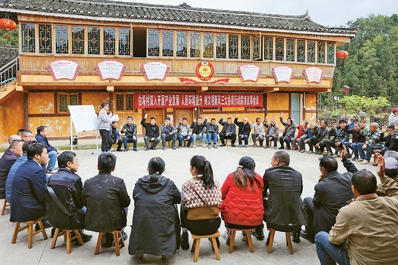 圖為2023年4月6日，貴州省黔東南苗族侗族自治州施秉縣白垛鄉(xiāng)白垛村村民在討論產(chǎn)業(yè)發(fā)展、人居環(huán)境提升、鄉(xiāng)村文明建設(shè)相關(guān)事宜。 人民圖片 磨桂賓/攝