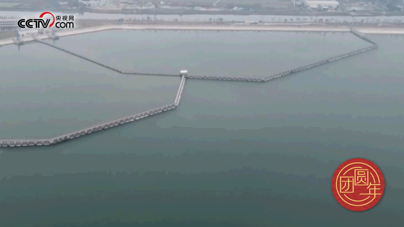 △西江潛地行，潤(rùn)澤大灣區(qū)。珠江三角洲水資源配置工程西起廣東佛山順德西江干流鯉魚(yú)洲，穿越獅子洋，東至深圳公明水庫(kù)，是世界上流量最大的長(zhǎng)距離有壓調(diào)水工程。