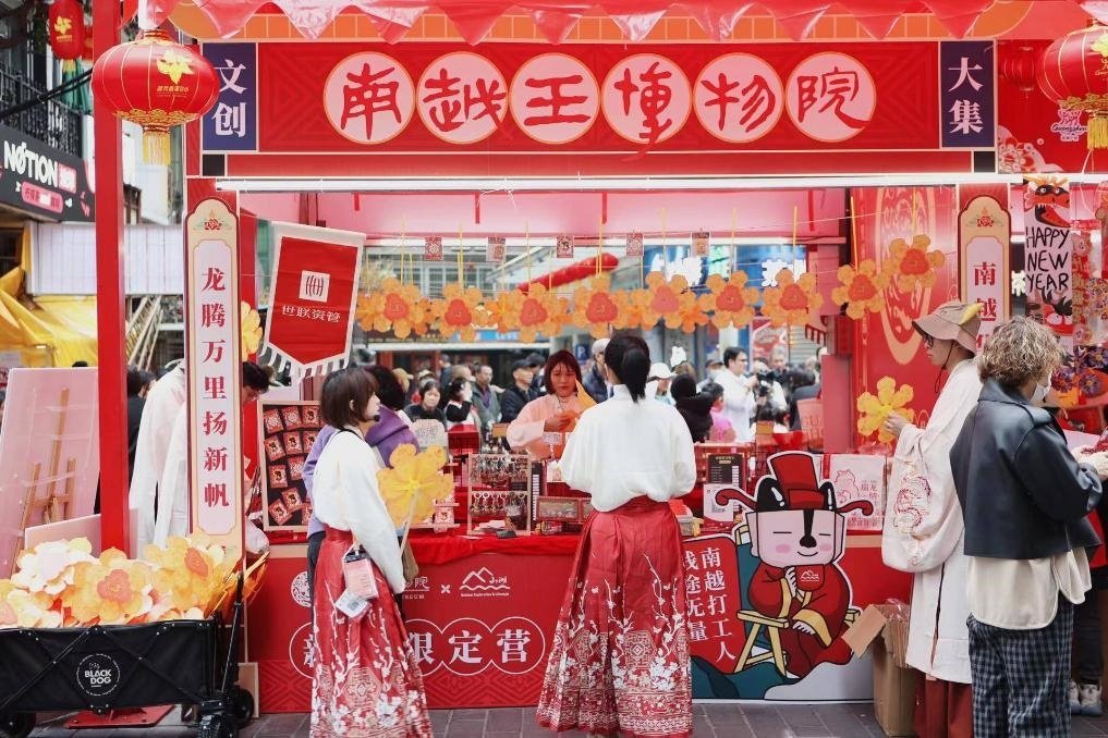 在西湖花市的南越王博物院攤位，文創(chuàng)與花市的跨界融合吸引了不少市民游客駐足。（南越王博物院供圖）