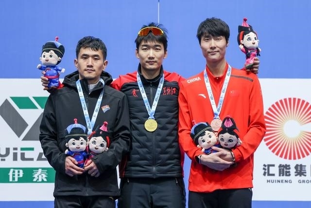 1月12日，“十四冬”速度滑冰（公開組）男子500米比賽，冠軍黑龍江隊選手高亭宇（中）、亞軍遼寧隊選手楊濤（左）、季軍河北隊選手李添龍在頒獎儀式上合影。新華社記者 王楷焱 攝