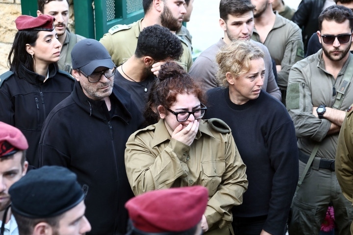 1月23日，在以色列特拉維夫的一處公墓，人們參加一名以色列士兵的葬禮。新華社發(fā)（吉德翁·馬科維奇攝/基尼圖片社）