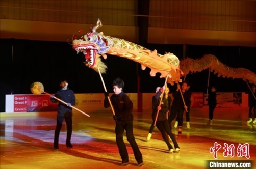 當?shù)貢r間2月17日晚，作為農歷甲辰龍年“歡樂春節(jié)”系列活動之一，別具特色的青少年冰上春晚在加拿大多倫多舉行。圖為青少年表演冰上舞龍。 中新社記者 余瑞冬 攝