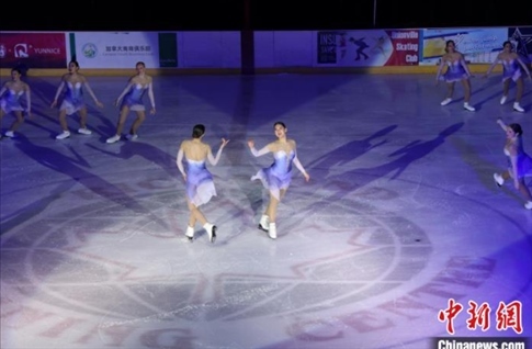 當?shù)貢r間2月17日晚，青少年冰上春晚在加拿大多倫多舉行。圖為曾獲加拿大全國冠軍的一支青少年花滑隊進行集體自由滑表演。 中新社記者 余瑞冬 攝