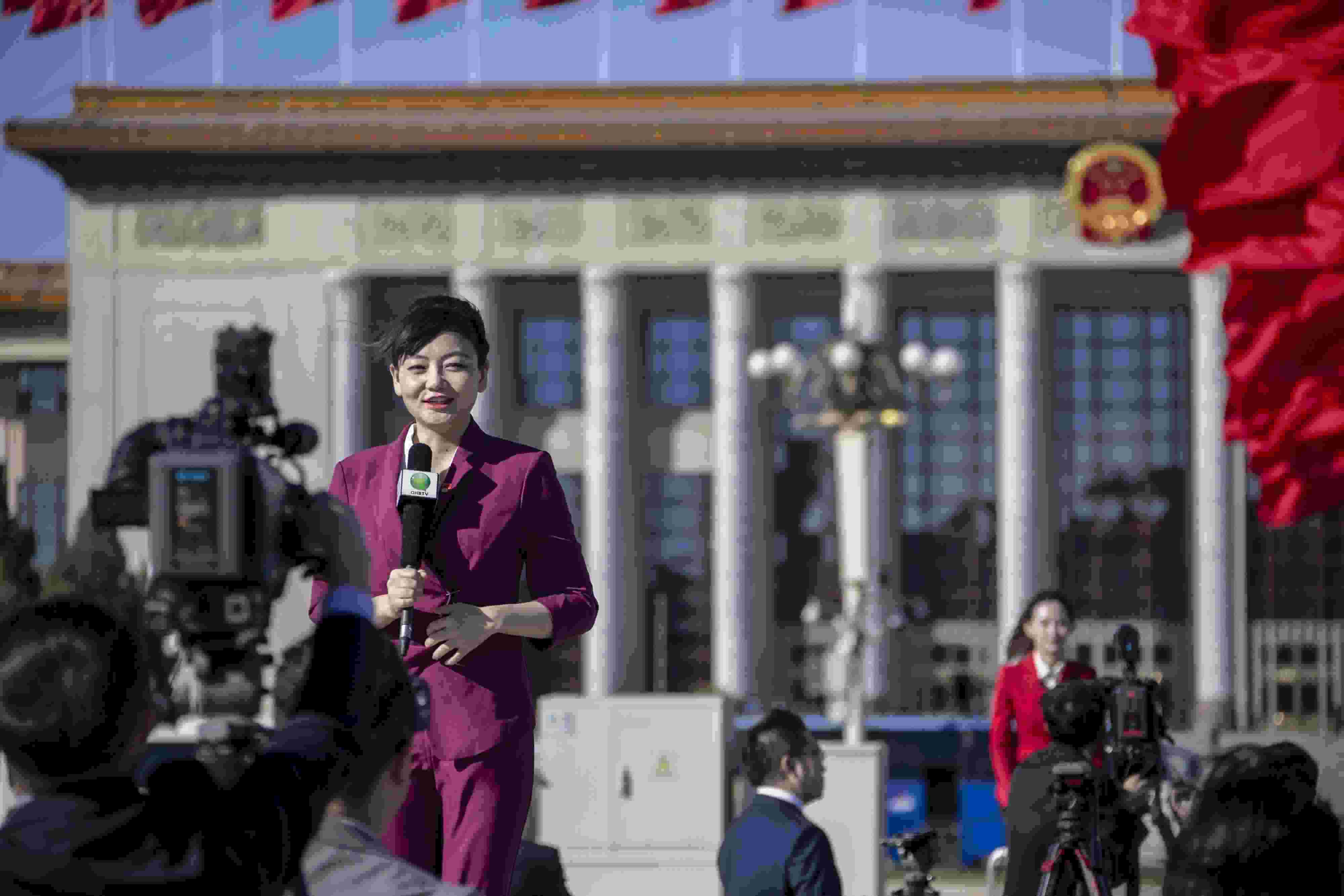 △ 2022年10月22日，北京人民大會(huì)堂，中國(guó)共產(chǎn)黨第二十次全國(guó)代表大會(huì)勝利閉幕，媒體記者戶外進(jìn)行現(xiàn)場(chǎng)報(bào)道。