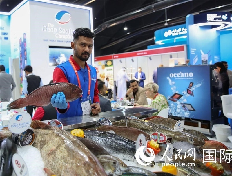 海灣食品展上，一位展商在展示海產(chǎn)品。人民網(wǎng) 塔里克·易卜拉欣攝