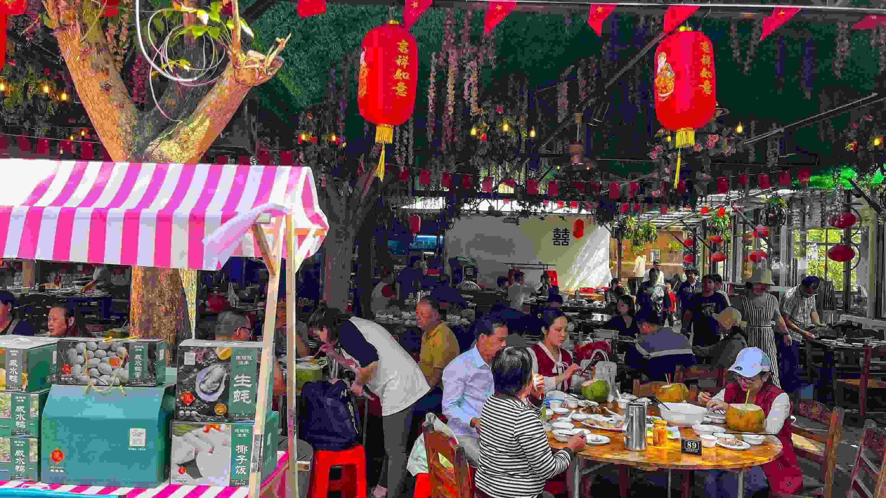 △ 2024年2月17日，春節(jié)假期最后一天，?？卩l(xiāng)村旅游持續(xù)火爆，眾多游客前往漁家樂品嘗特色海鮮和鄉(xiāng)村美食。