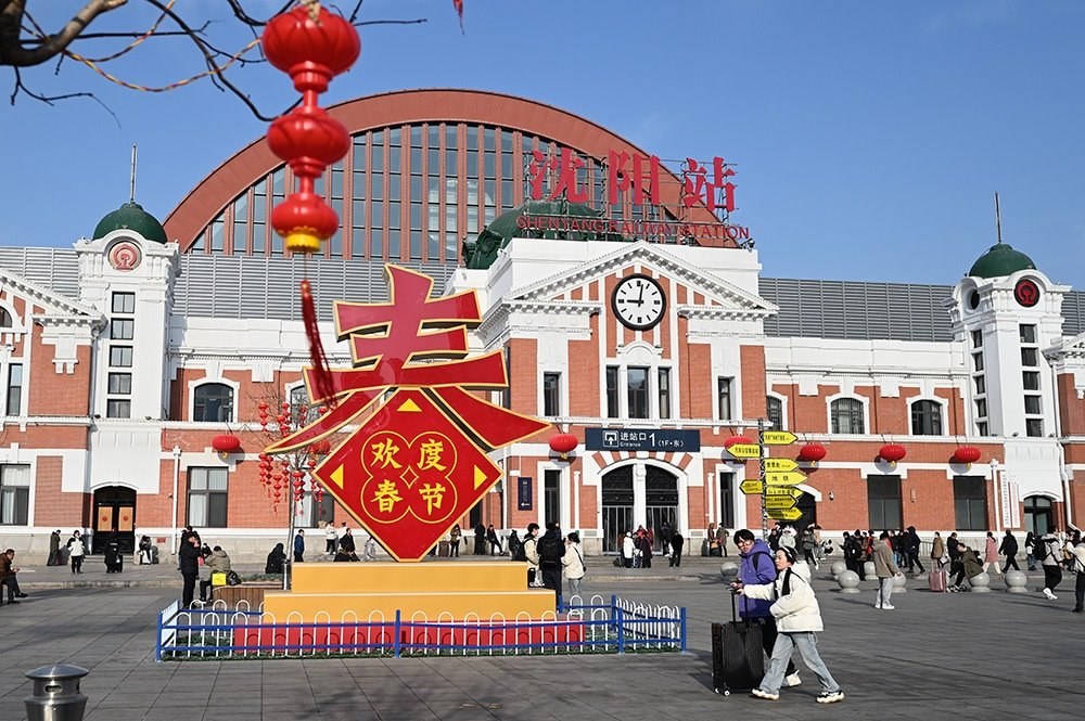 △ 2024年2月17日，沈陽站，人們拉著大大小小的行李箱，踏上了龍年新征程。