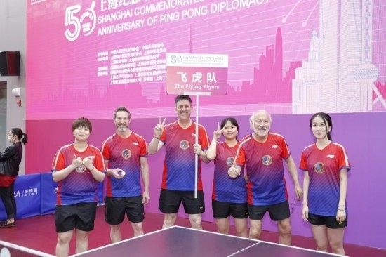 2021年，歐君廷（左三）參加上海紀(jì)念中美乒乓外交50周年活動(dòng)