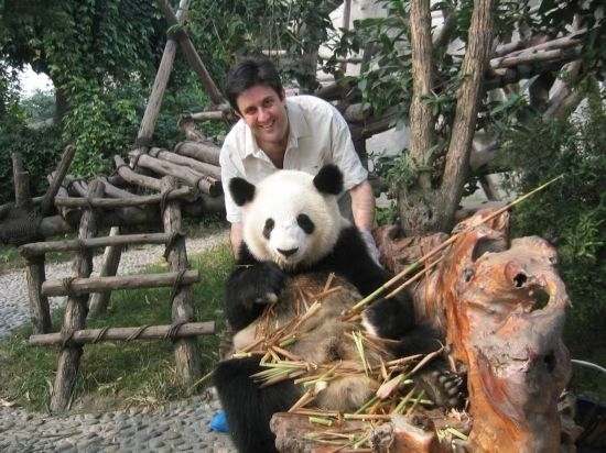 2006年，歐君廷在四川成都和熊貓合影