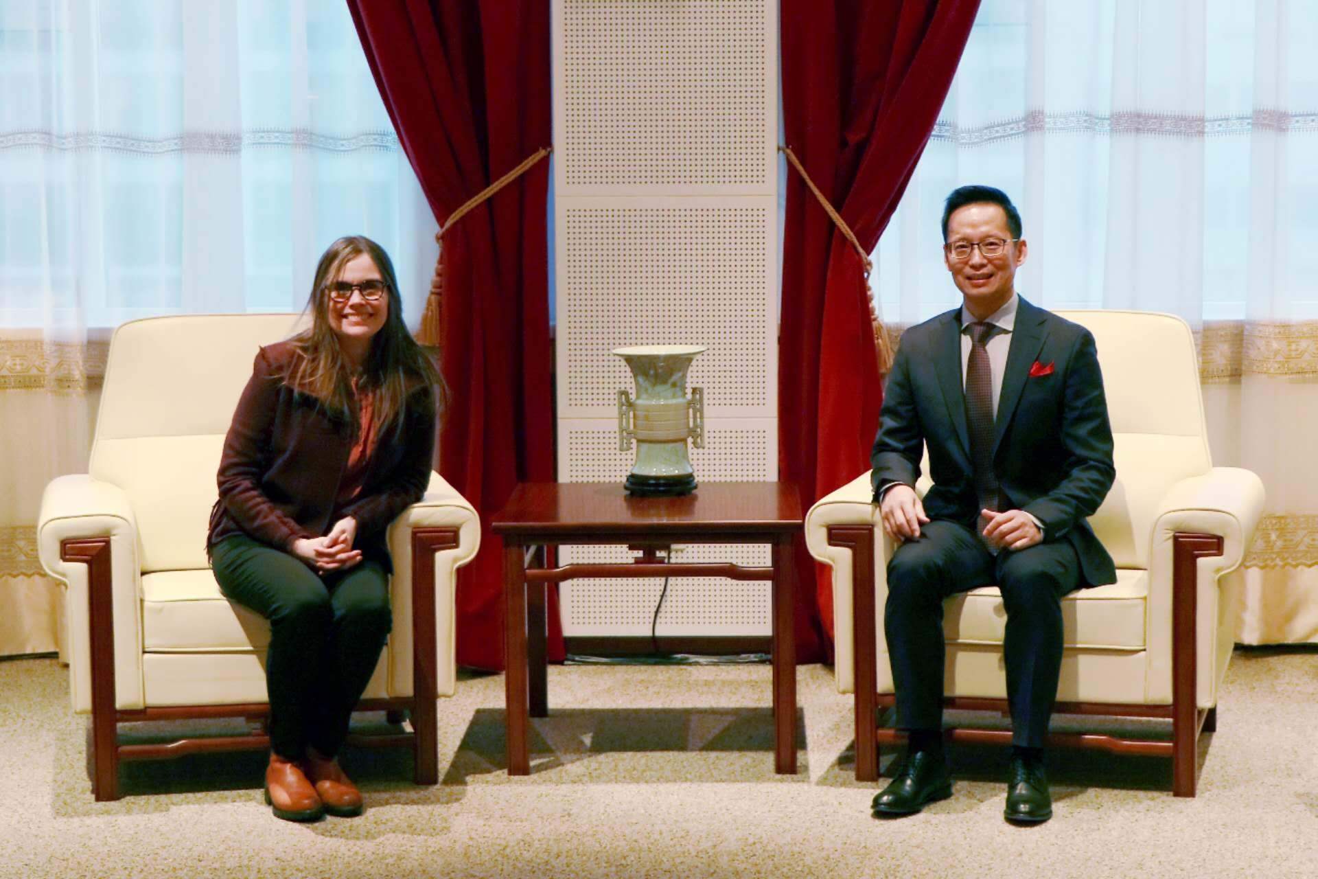 冰島總理雅各布斯多蒂爾（右一）與中國駐冰島大使何儒龍合影。中國駐冰島大使館供圖