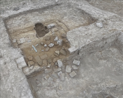 這是都蘭熱水墓群北一區(qū)M37號(hào)（“羊圈墓”）祭臺(tái)的砌磚。