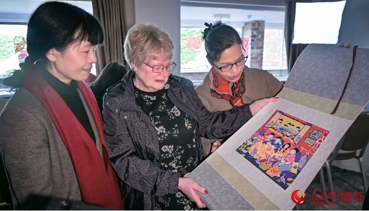 贈(zèng)送舟山漁民畫。人民網(wǎng) 郭錦標(biāo)攝