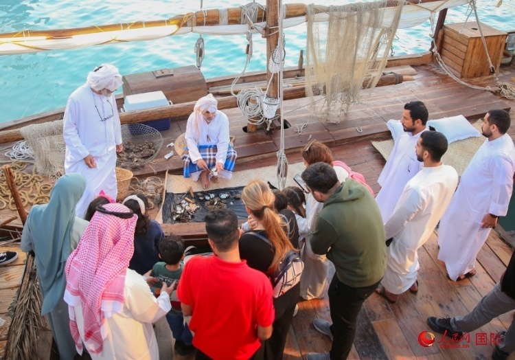 游客了解采珠工作。人民網 塔里克·易卜拉欣攝