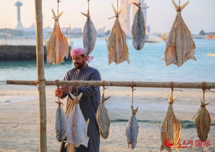  手工藝者展示如何晾曬魚干。人民網 塔里克·易卜拉欣攝